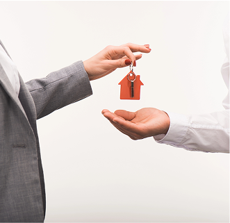 persona entregando llaves de casa