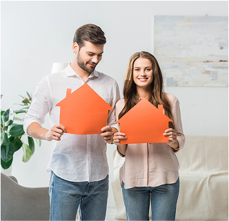 2 personas con una casa en la mano