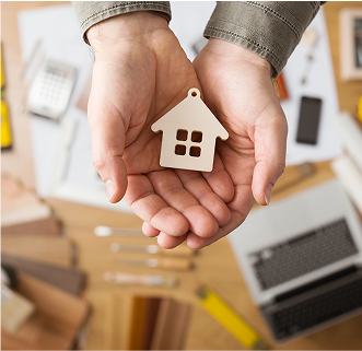 persona con un llavero de casa