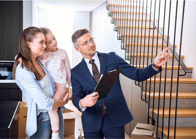 personas viendo una casa